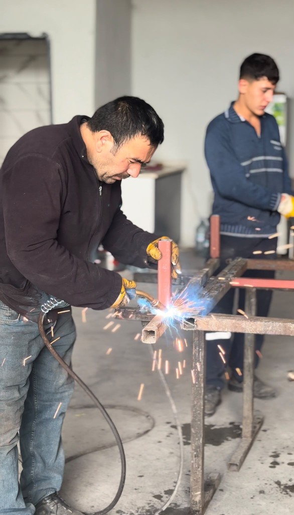 Ünal Demir Doğrama ustası atölyede metal kaynağı yaparken